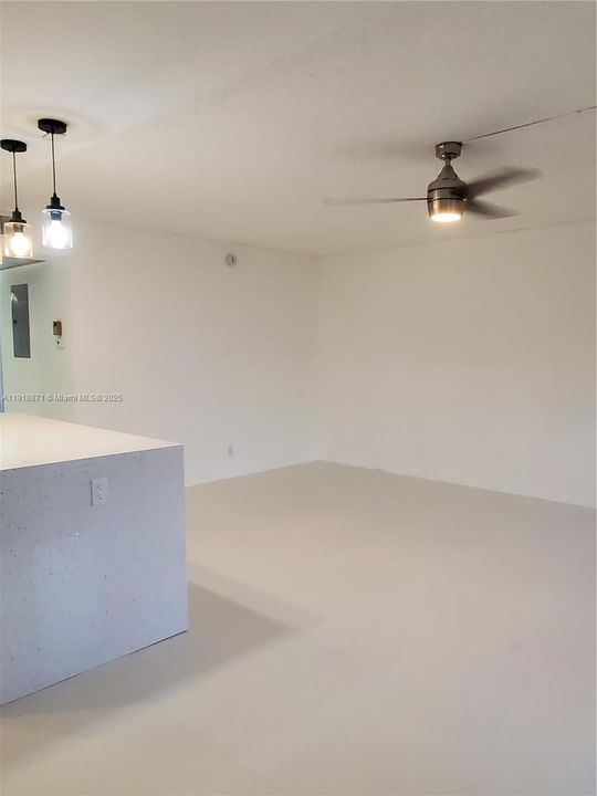 合同活跃: $1,620 (2 贝兹, 1 浴室, 861 平方英尺)