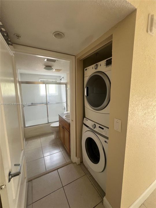 合同活跃: $2,200 (2 贝兹, 2 浴室, 758 平方英尺)