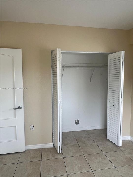 合同活跃: $2,200 (2 贝兹, 2 浴室, 758 平方英尺)