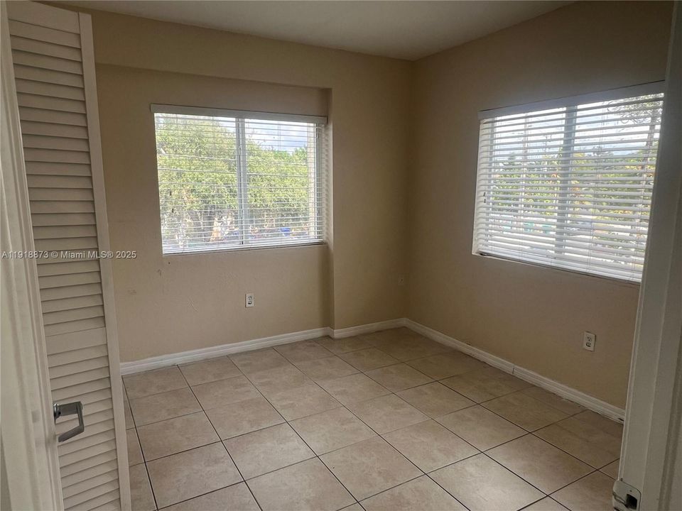 合同活跃: $2,200 (2 贝兹, 2 浴室, 758 平方英尺)