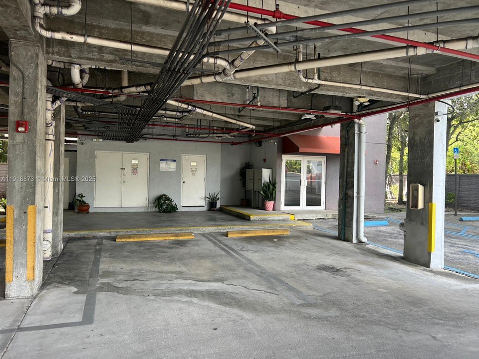 合同活跃: $2,200 (2 贝兹, 2 浴室, 758 平方英尺)