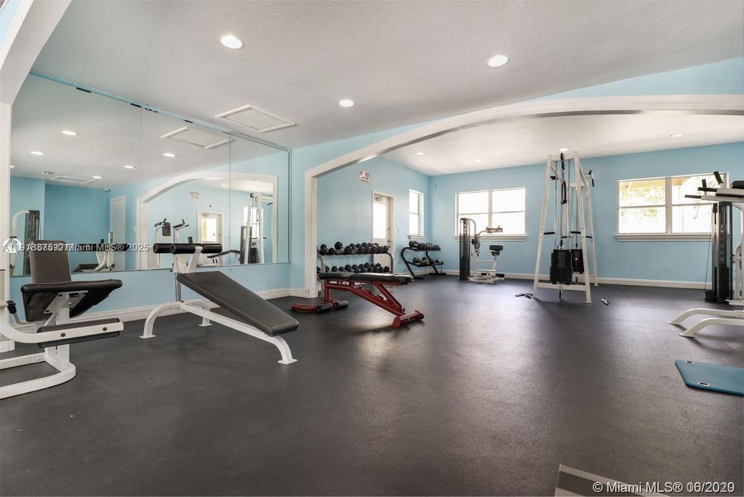 Active With Contract: $1,850 (1 beds, 1 baths, 810 Square Feet)