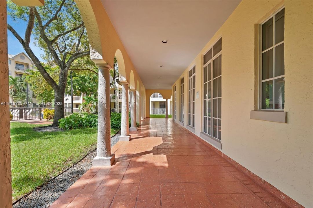 Active With Contract: $1,850 (1 beds, 1 baths, 810 Square Feet)