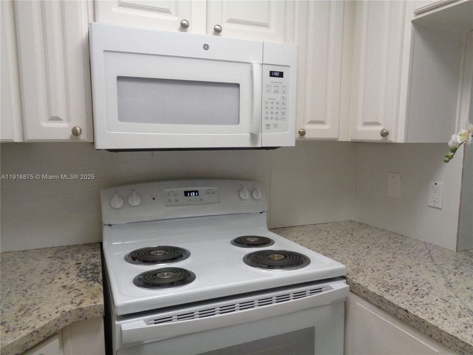 Active With Contract: $1,850 (1 beds, 1 baths, 810 Square Feet)