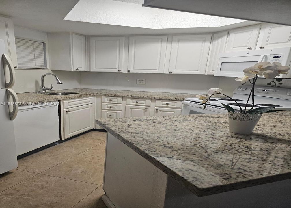 Active With Contract: $1,850 (1 beds, 1 baths, 810 Square Feet)