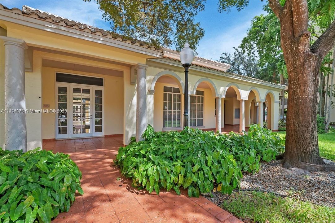 Active With Contract: $1,850 (1 beds, 1 baths, 810 Square Feet)