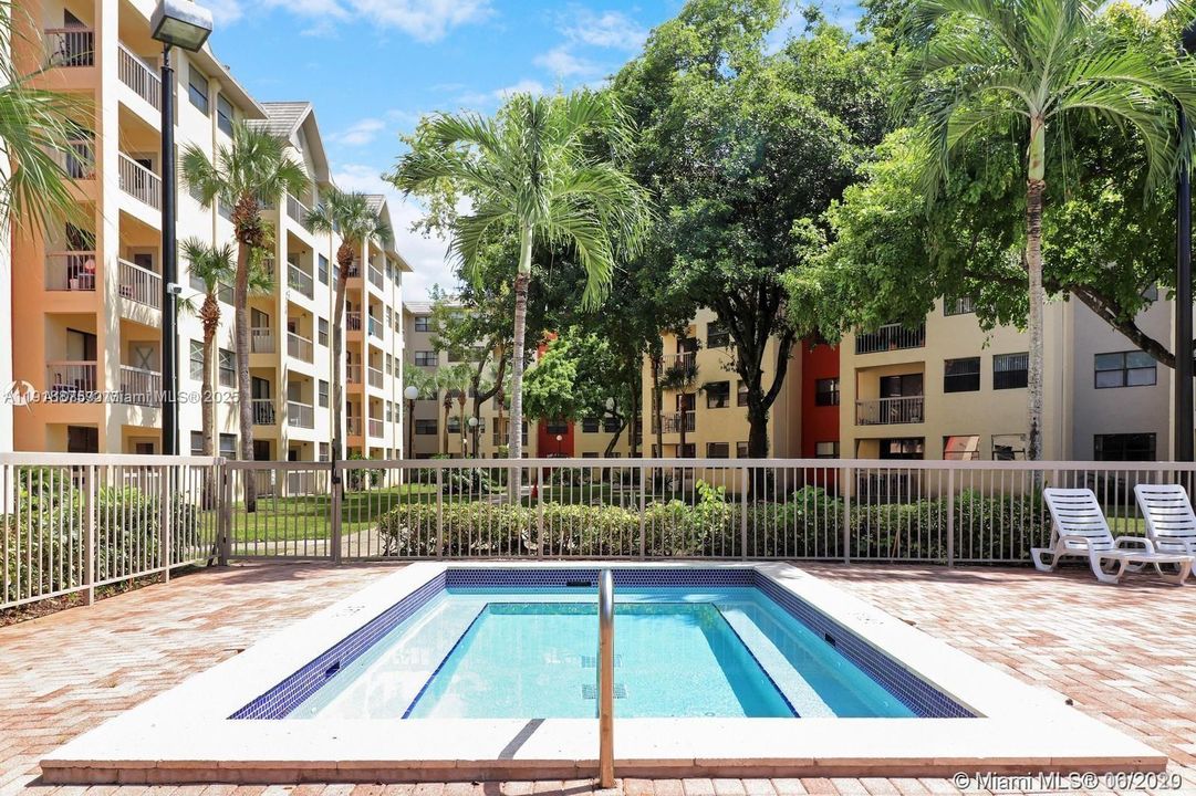 Active With Contract: $1,850 (1 beds, 1 baths, 810 Square Feet)