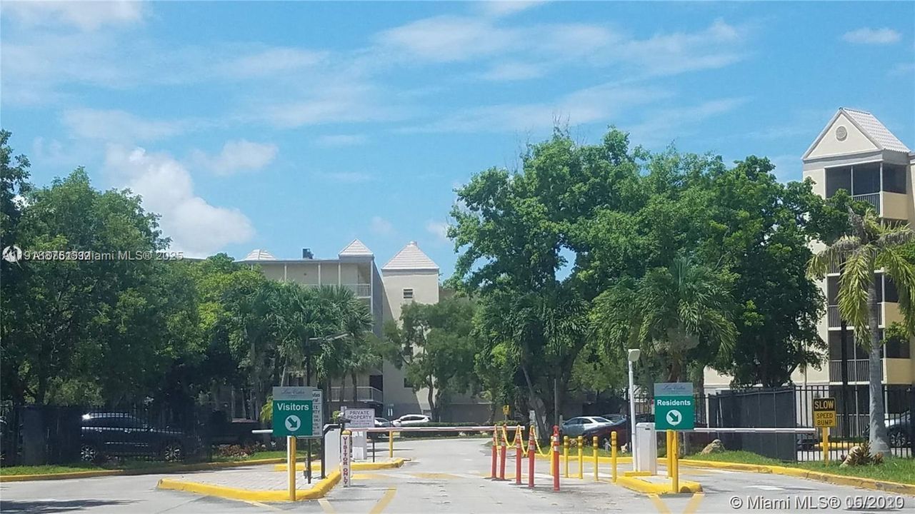 Active With Contract: $1,850 (1 beds, 1 baths, 810 Square Feet)