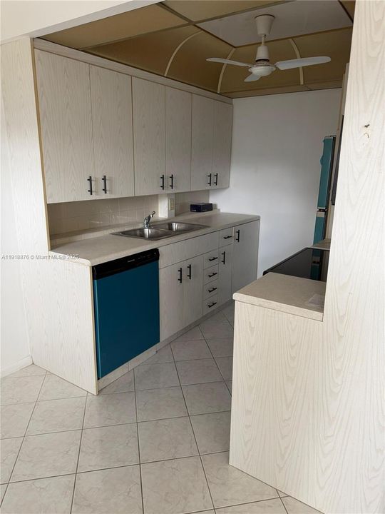 For Rent: $1,550 (2 beds, 1 baths, 861 Square Feet)