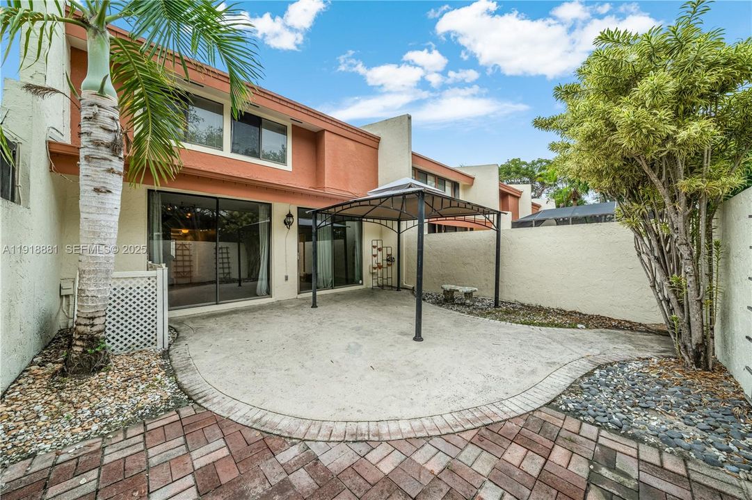 出租: $3,500 (3 贝兹, 2 浴室, 1669 平方英尺)