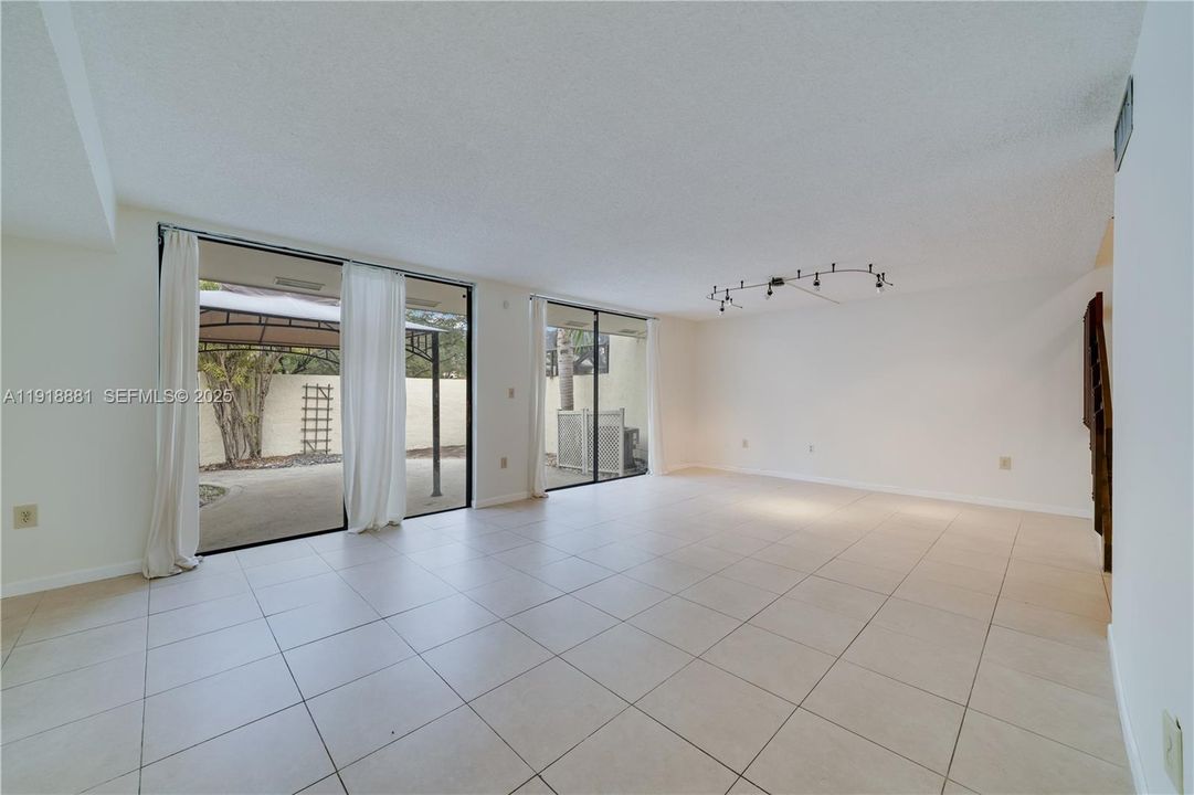 出租: $3,500 (3 贝兹, 2 浴室, 1669 平方英尺)