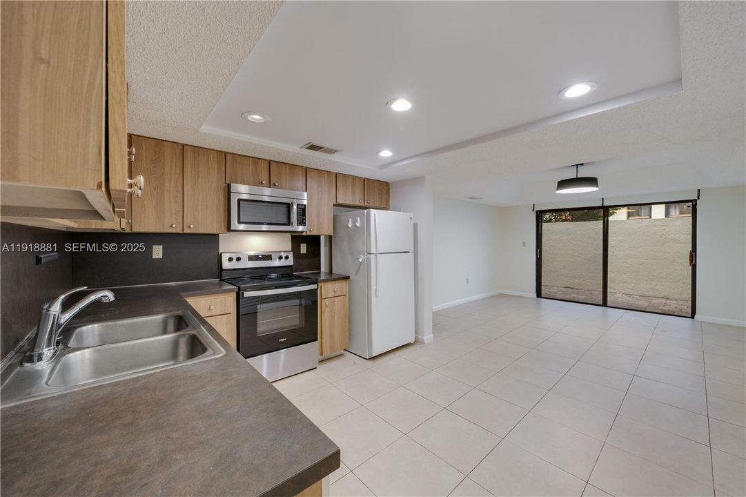 出租: $3,500 (3 贝兹, 2 浴室, 1669 平方英尺)