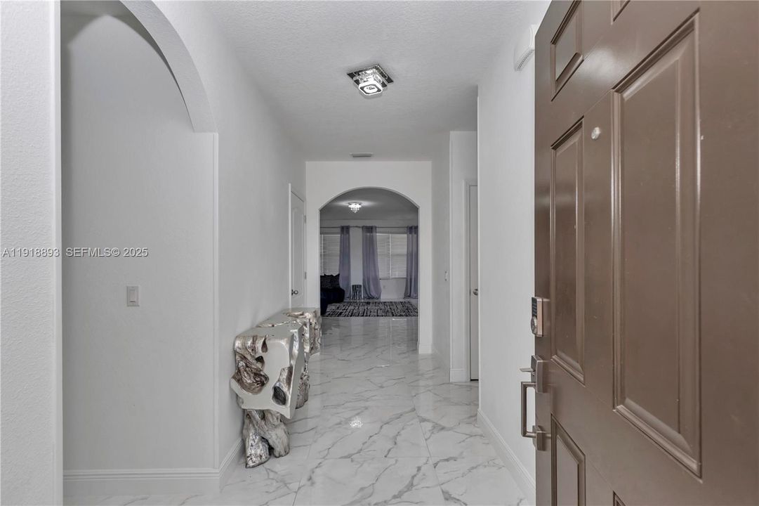 待售: $420,000 (4 贝兹, 2 浴室, 0 平方英尺)