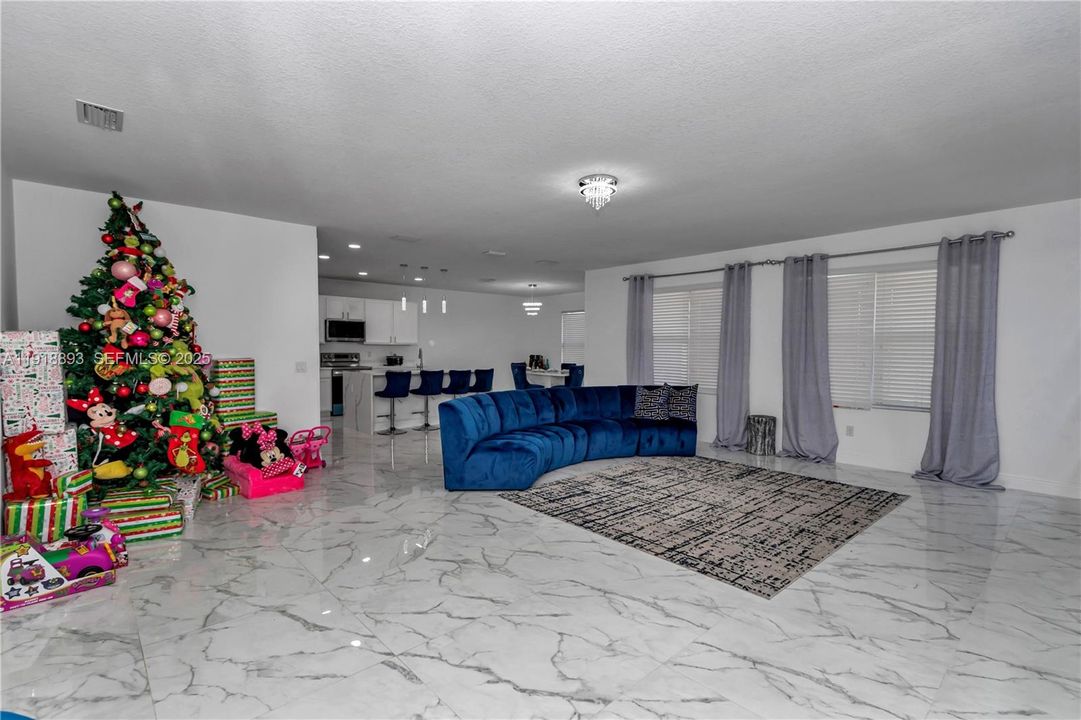 待售: $420,000 (4 贝兹, 2 浴室, 0 平方英尺)