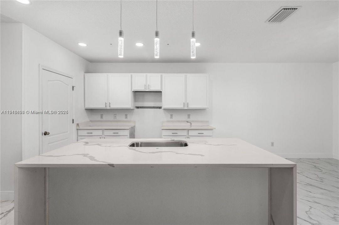 На продажу: $420,000 (4 спален, 2 ванн, 0 Квадратных фут)