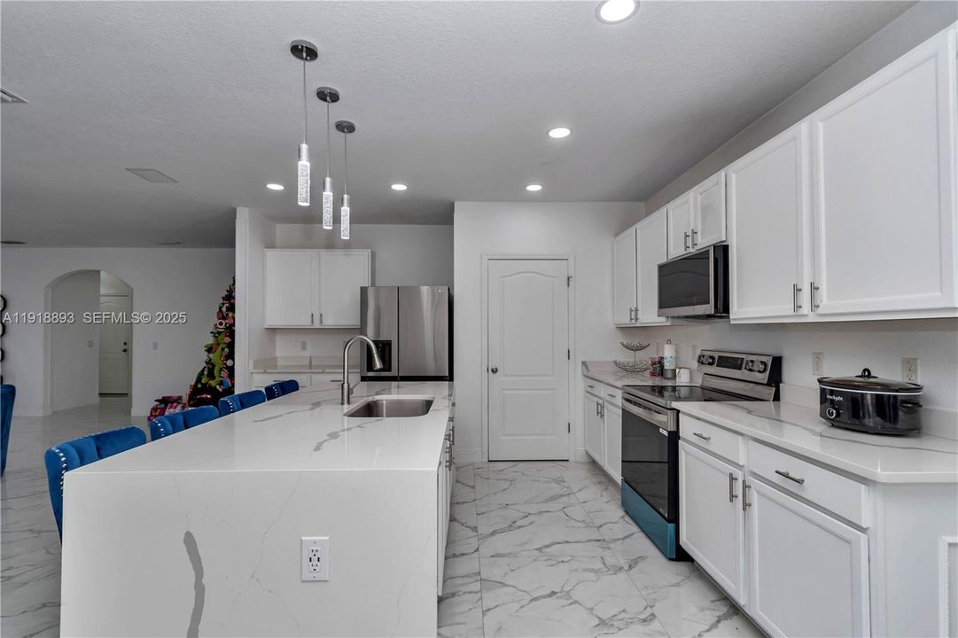 待售: $420,000 (4 贝兹, 2 浴室, 0 平方英尺)