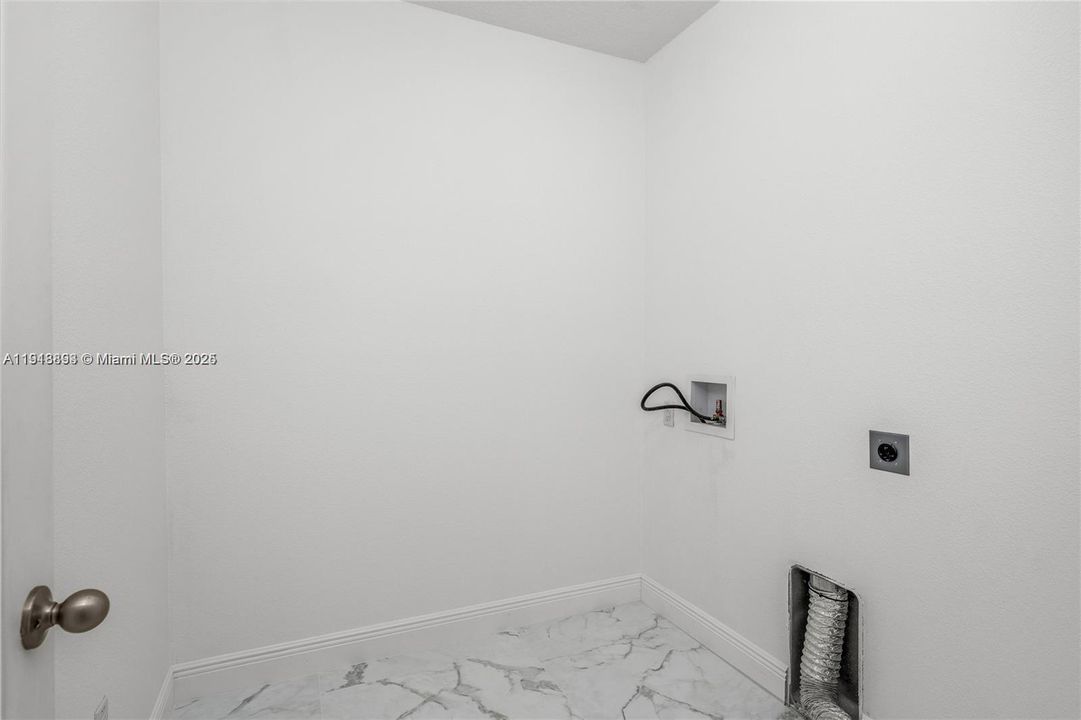 На продажу: $420,000 (4 спален, 2 ванн, 0 Квадратных фут)