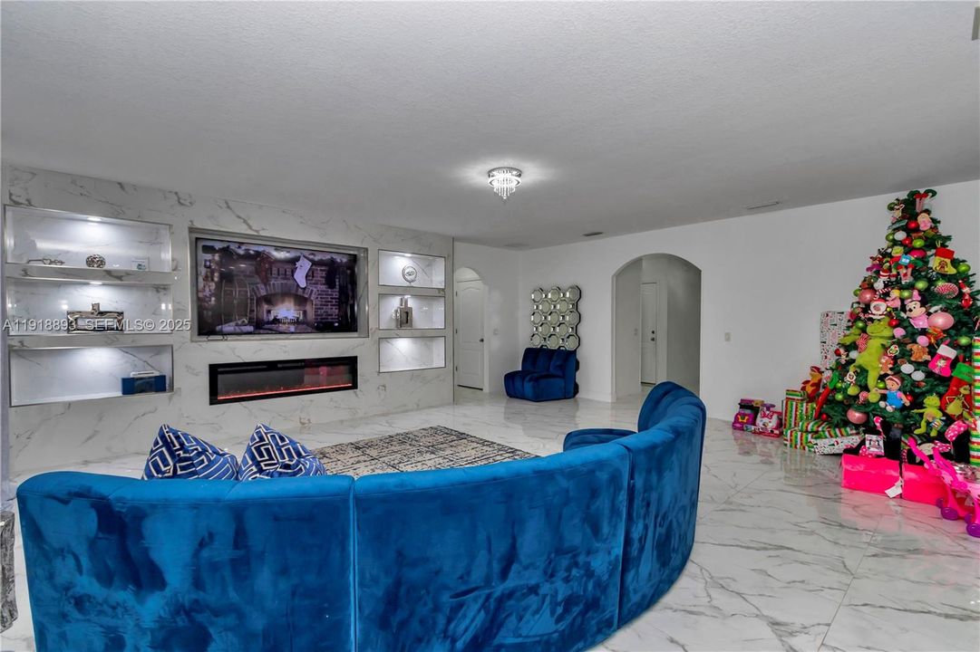 待售: $420,000 (4 贝兹, 2 浴室, 0 平方英尺)