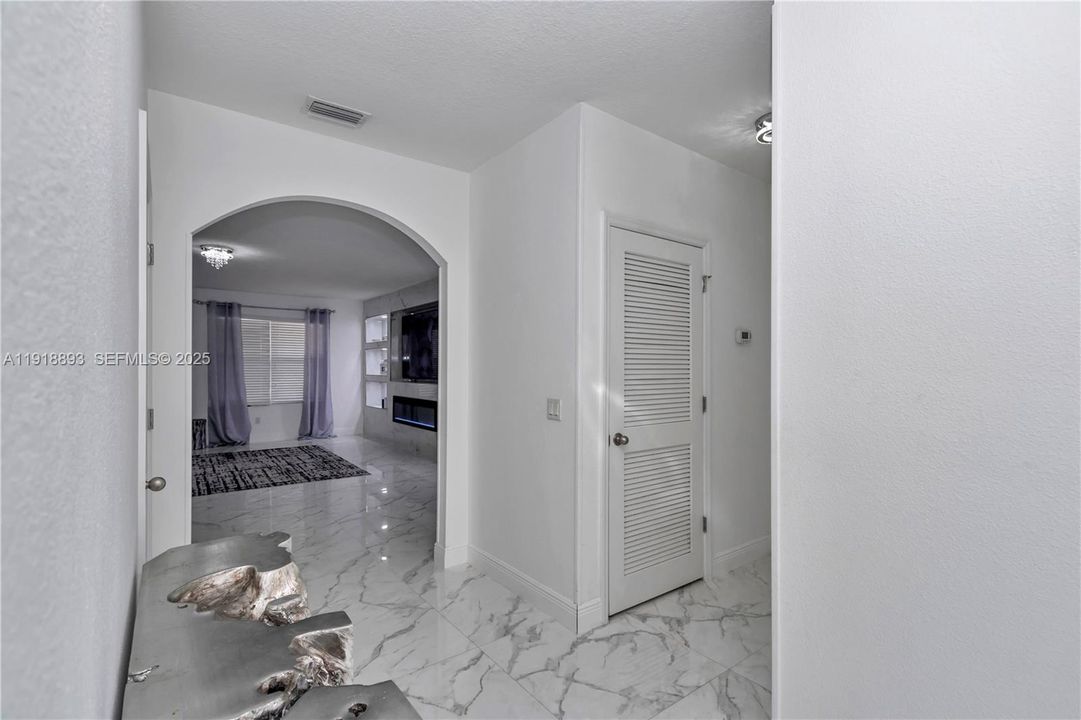 待售: $420,000 (4 贝兹, 2 浴室, 0 平方英尺)