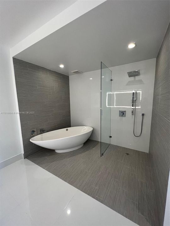 合同活跃: $6,500 (2 贝兹, 3 浴室, 1541 平方英尺)