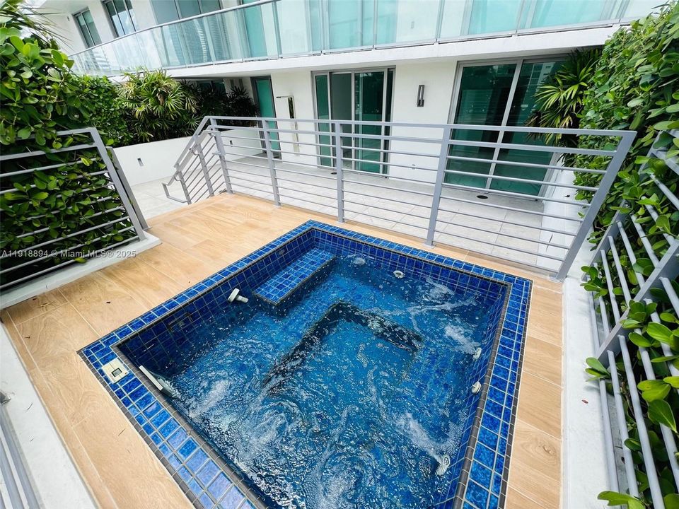 合同活跃: $6,500 (2 贝兹, 3 浴室, 1541 平方英尺)