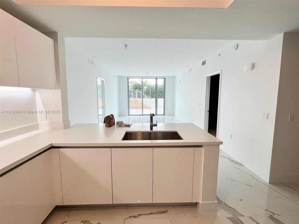 合同活跃: $6,500 (2 贝兹, 3 浴室, 1541 平方英尺)