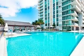 合同活跃: $6,500 (2 贝兹, 3 浴室, 1541 平方英尺)