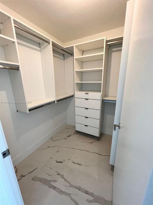 合同活跃: $6,500 (2 贝兹, 3 浴室, 1541 平方英尺)