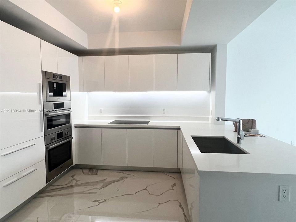 合同活跃: $6,500 (2 贝兹, 3 浴室, 1541 平方英尺)