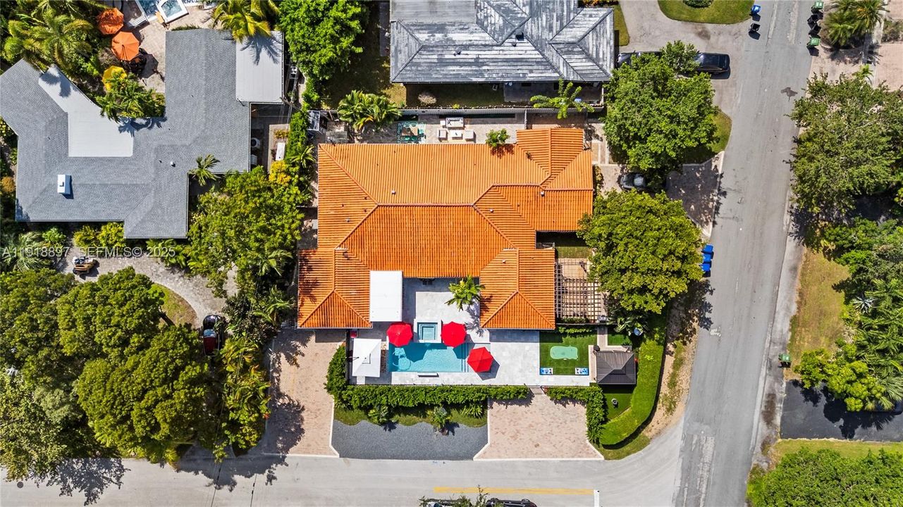 En Renta: $11,500 (4 camas, 3 baños, 2013 Pies cuadrados)