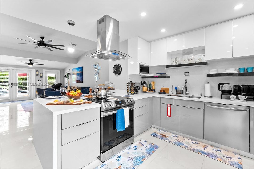 En Renta: $11,500 (4 camas, 3 baños, 2013 Pies cuadrados)