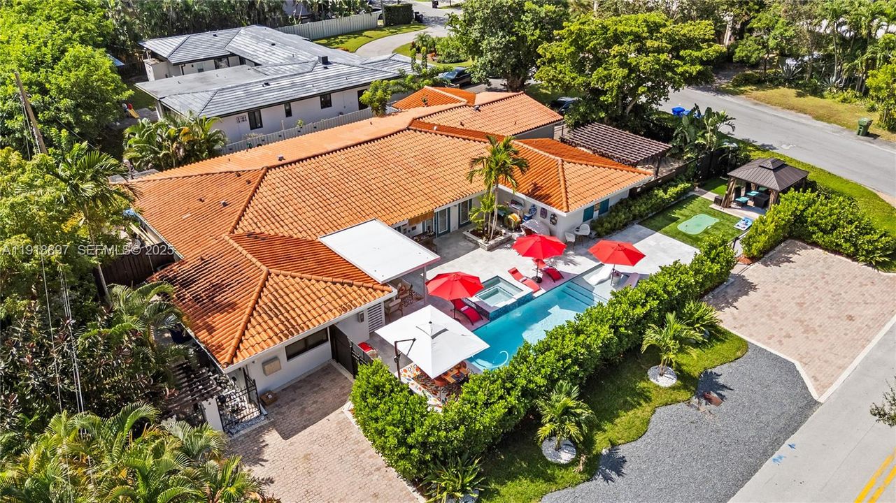 En Renta: $11,500 (4 camas, 3 baños, 2013 Pies cuadrados)