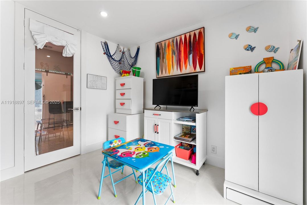 En Renta: $11,500 (4 camas, 3 baños, 2013 Pies cuadrados)