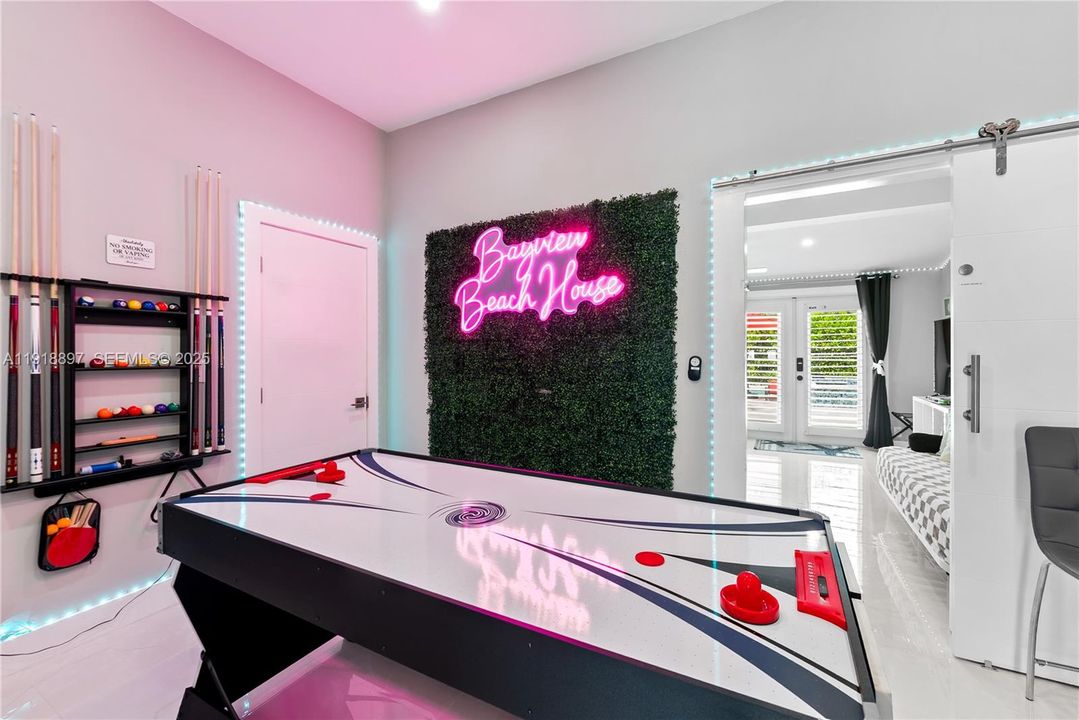 En Renta: $11,500 (4 camas, 3 baños, 2013 Pies cuadrados)