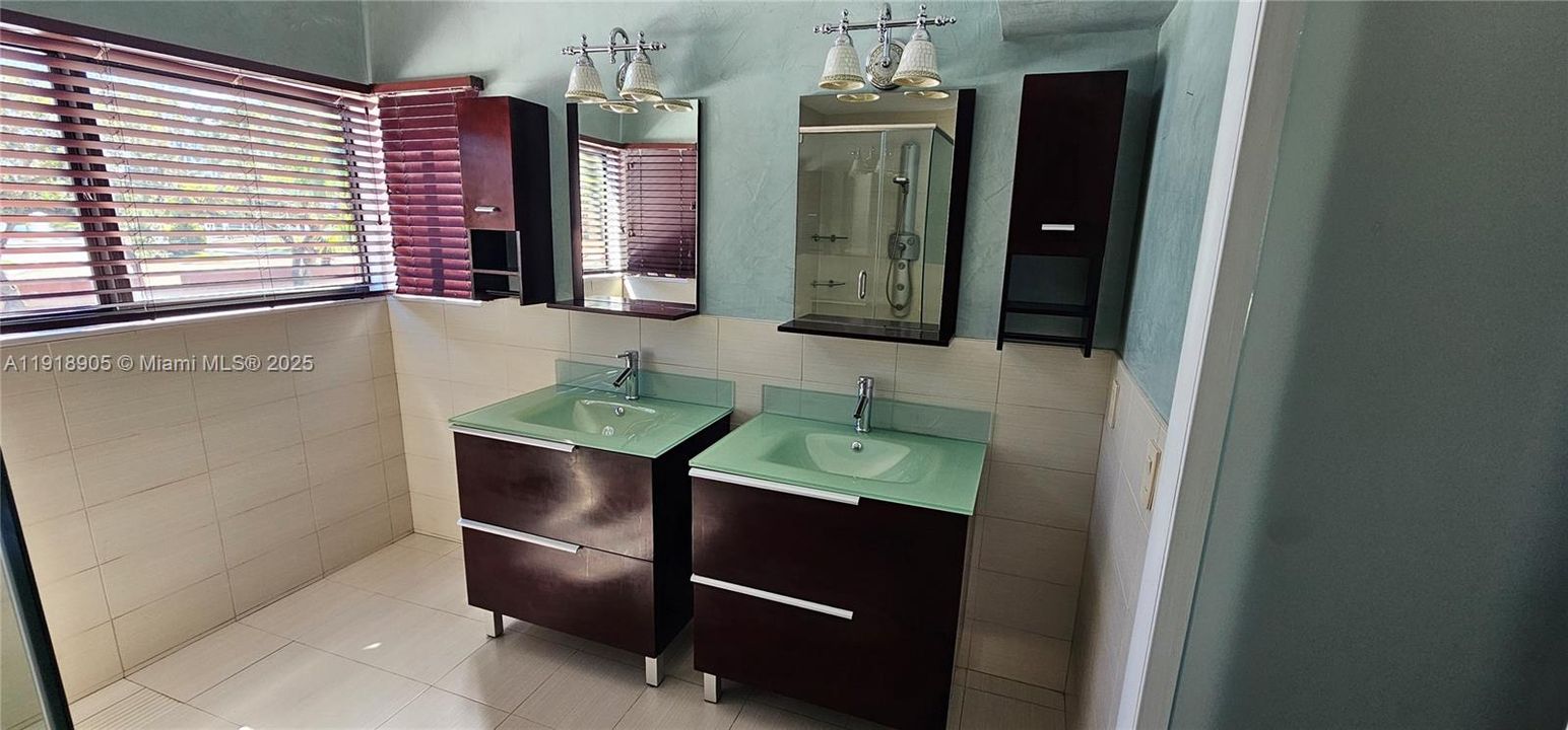 Под контрактом: $3,100 (3 спален, 2 ванн, 1740 Квадратных фут)