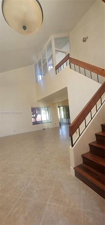 Под контрактом: $3,100 (3 спален, 2 ванн, 1740 Квадратных фут)