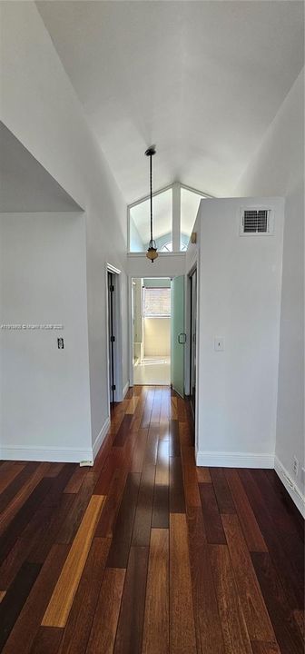 Под контрактом: $3,100 (3 спален, 2 ванн, 1740 Квадратных фут)