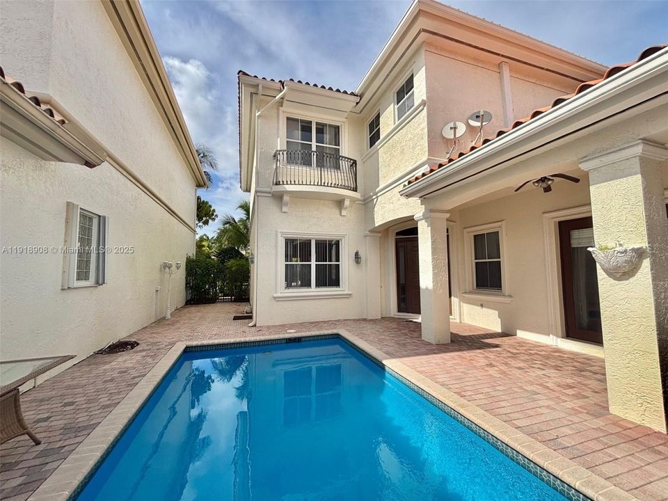 В аренду: $15,000 (5 спален, 4 ванн, 3359 Квадратных фут)