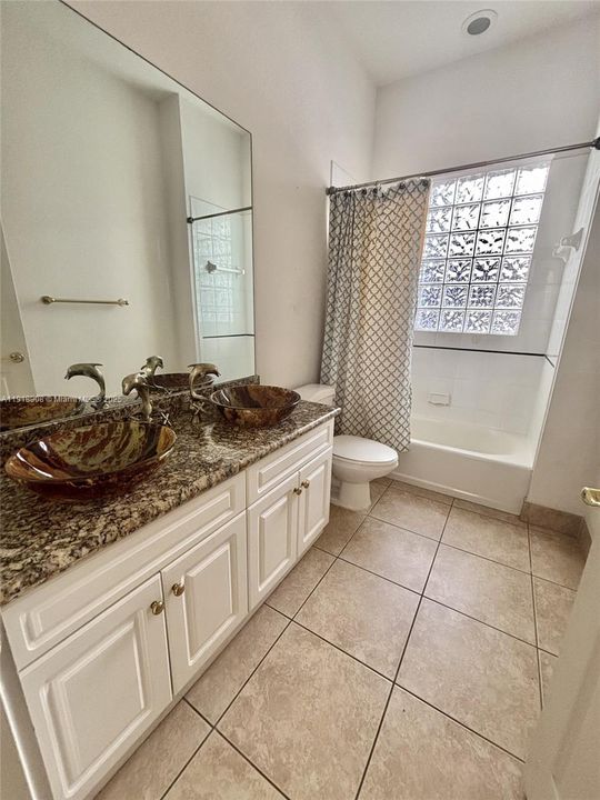 В аренду: $15,000 (5 спален, 4 ванн, 3359 Квадратных фут)