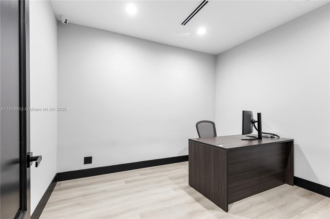 Под контрактом: $1,350,000 (0 спален, 0 ванн, 0 Квадратных фут)