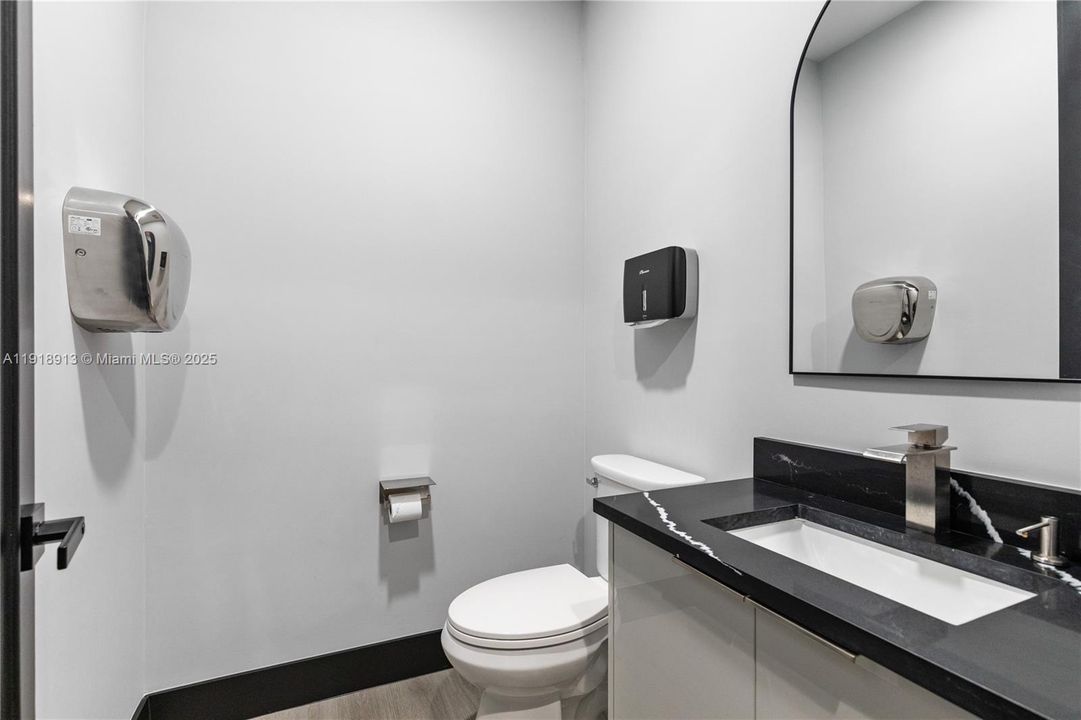 Под контрактом: $1,350,000 (0 спален, 0 ванн, 0 Квадратных фут)