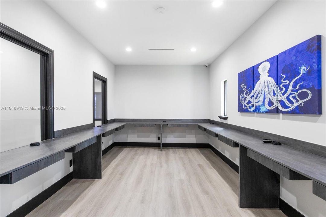 Под контрактом: $1,350,000 (0 спален, 0 ванн, 0 Квадратных фут)