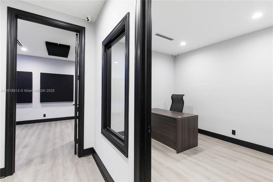 Под контрактом: $1,350,000 (0 спален, 0 ванн, 0 Квадратных фут)