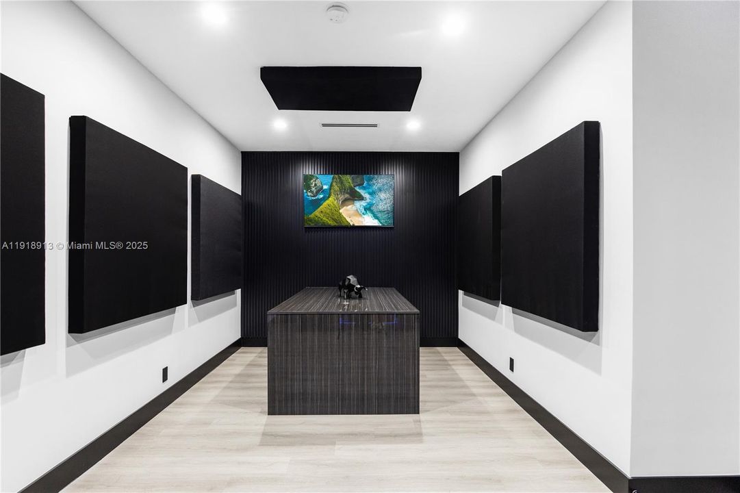 Под контрактом: $1,350,000 (0 спален, 0 ванн, 0 Квадратных фут)