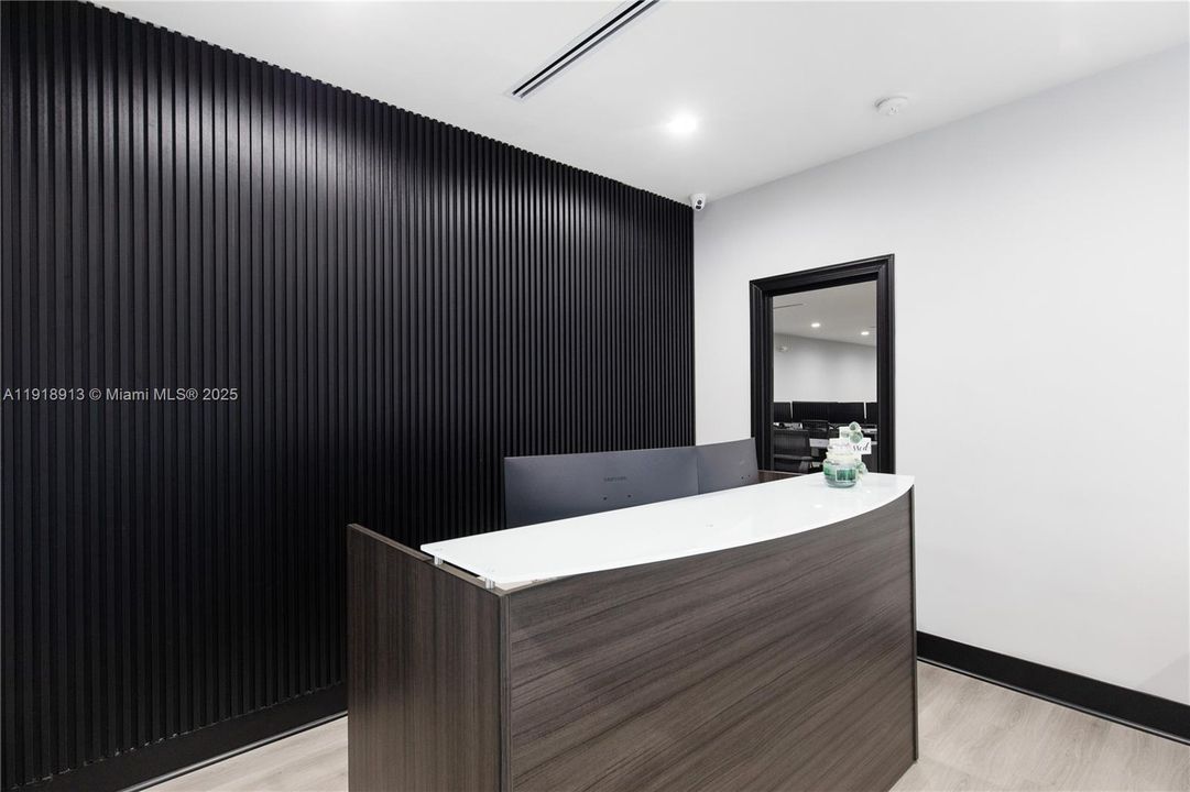 Под контрактом: $1,350,000 (0 спален, 0 ванн, 0 Квадратных фут)