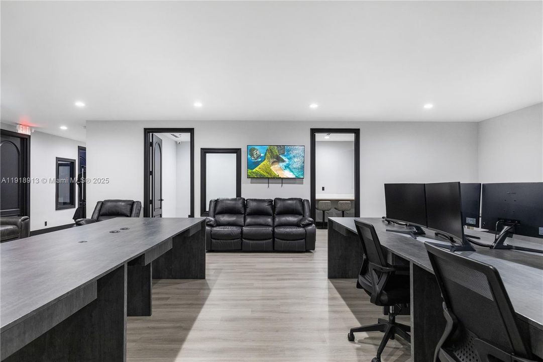 Под контрактом: $1,350,000 (0 спален, 0 ванн, 0 Квадратных фут)