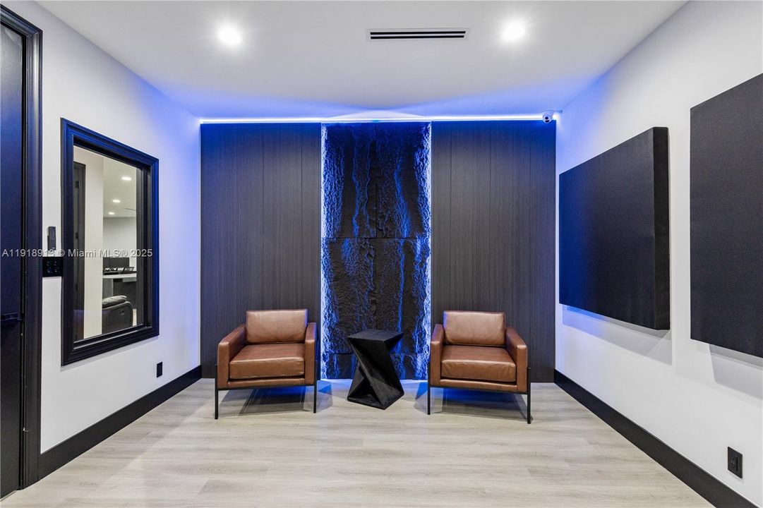 Под контрактом: $1,350,000 (0 спален, 0 ванн, 0 Квадратных фут)