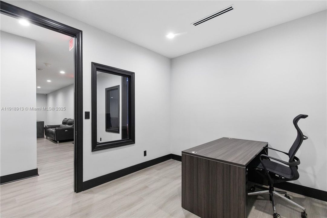 Под контрактом: $1,350,000 (0 спален, 0 ванн, 0 Квадратных фут)