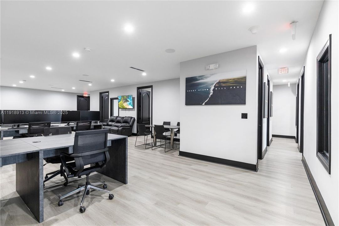 Под контрактом: $1,350,000 (0 спален, 0 ванн, 0 Квадратных фут)