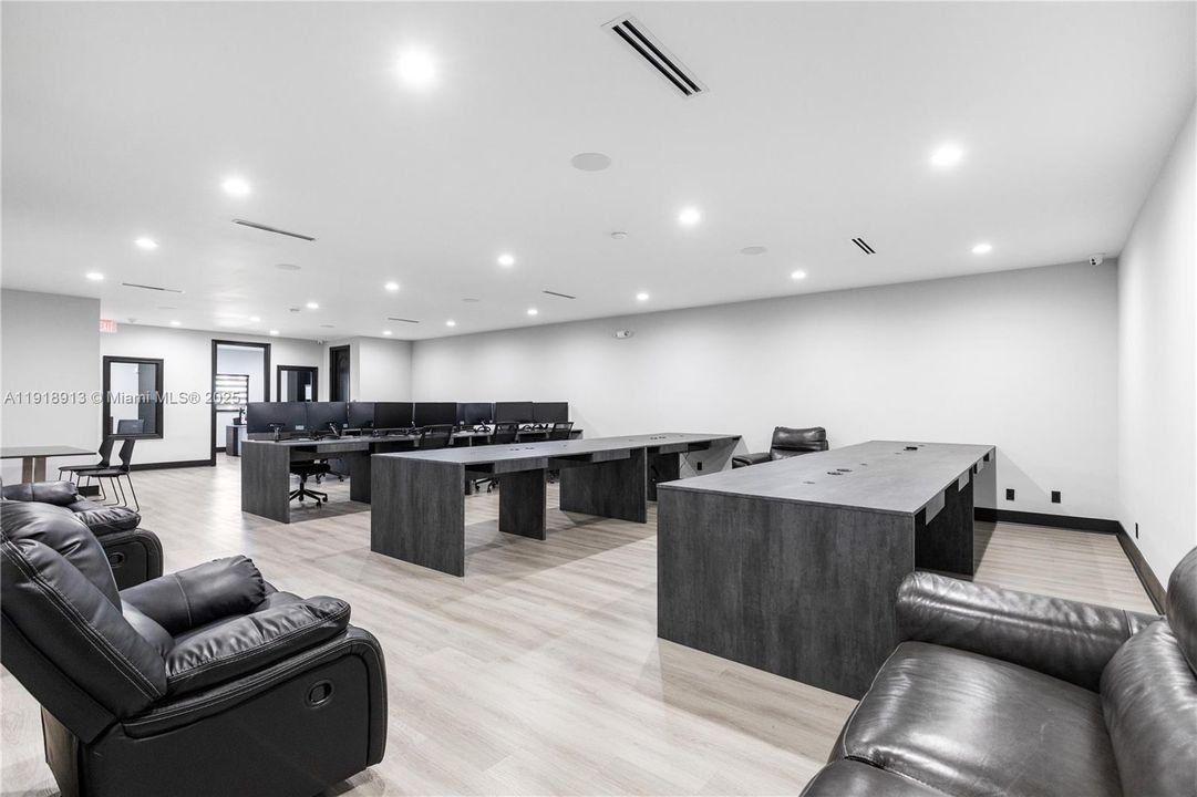 Под контрактом: $1,350,000 (0 спален, 0 ванн, 0 Квадратных фут)